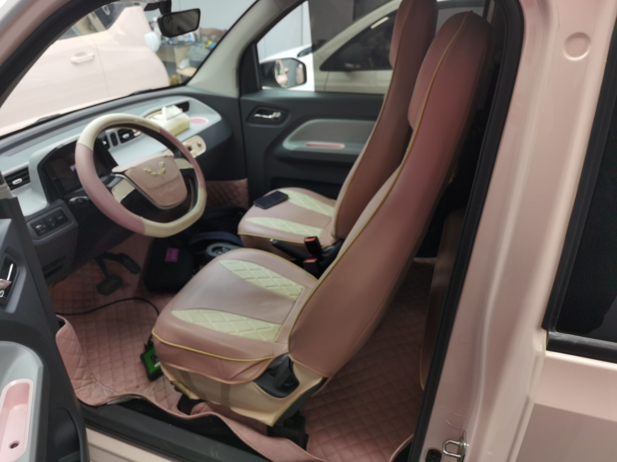 المقاعد الأمامية داخل السيارة