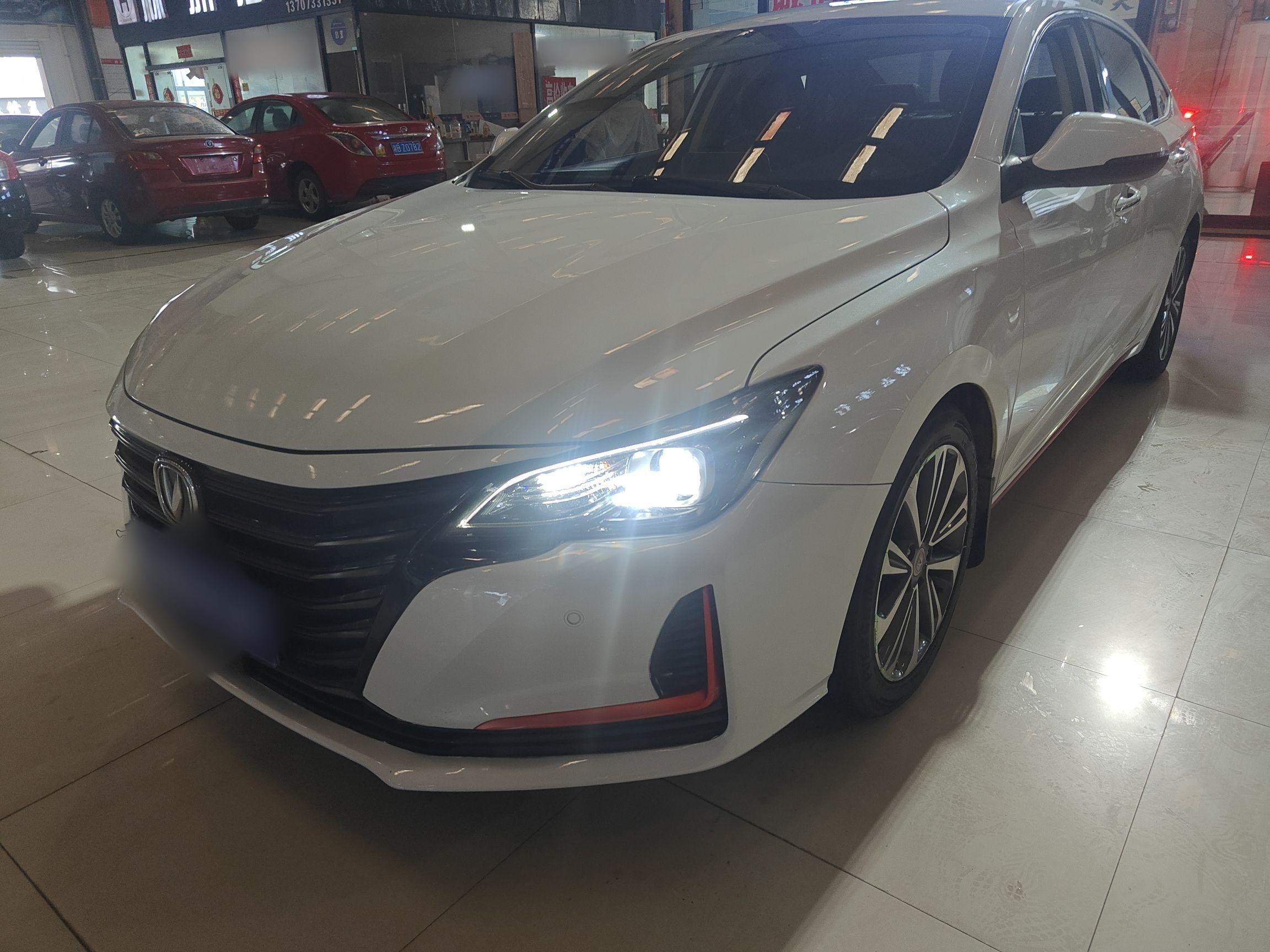 تحت مقدمة السيارة