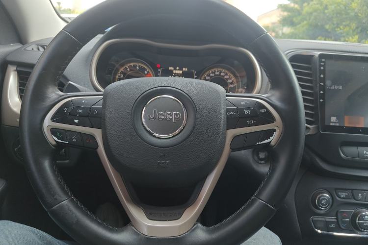 Used Jeep Cherokee 2016 2.4L Leading Edition
