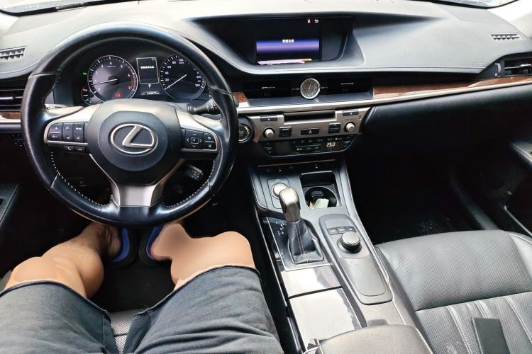 Used Lexus ES 2015 250 Elegant Edition Center Console