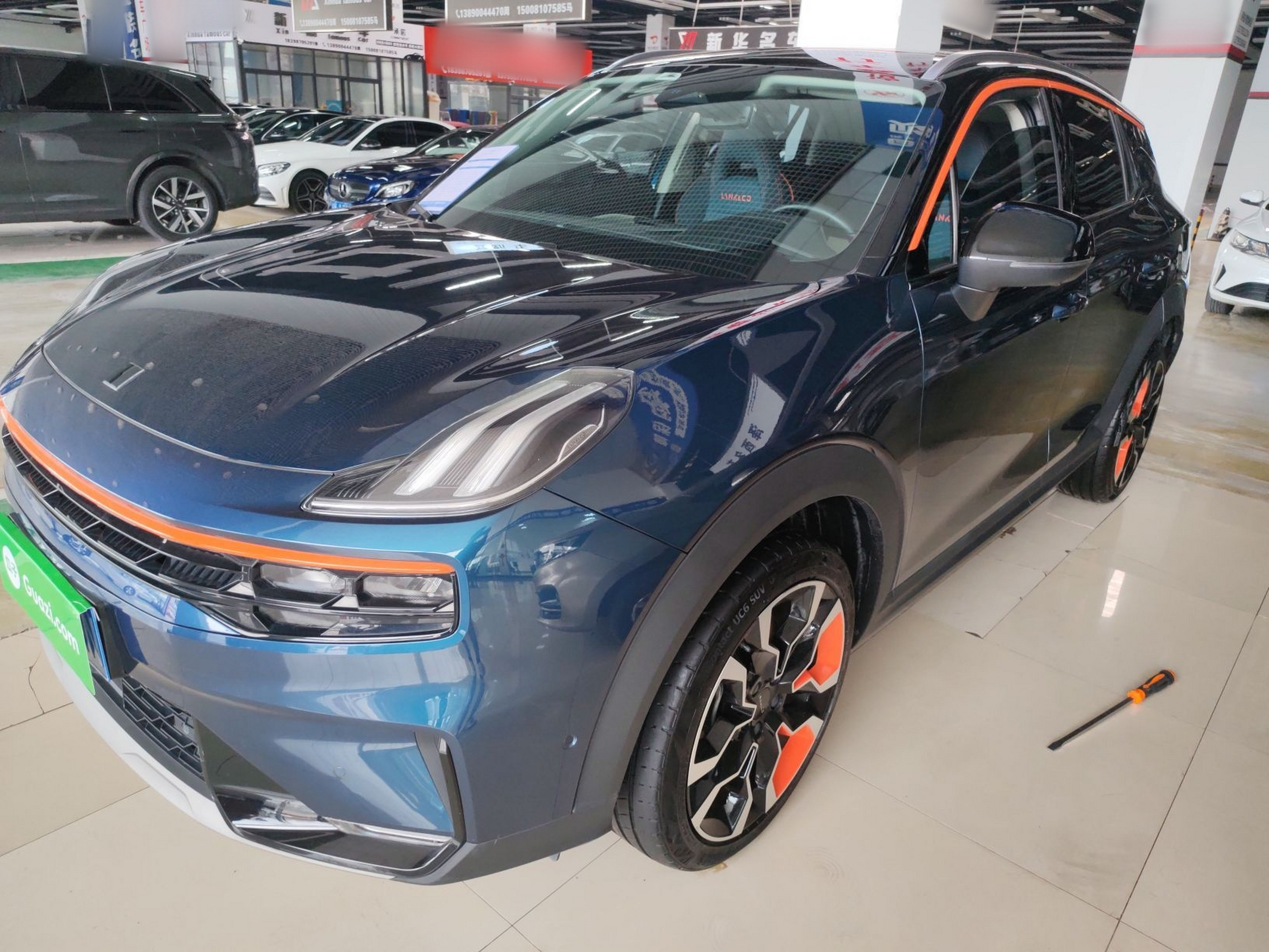 Под передней частью автомобиля