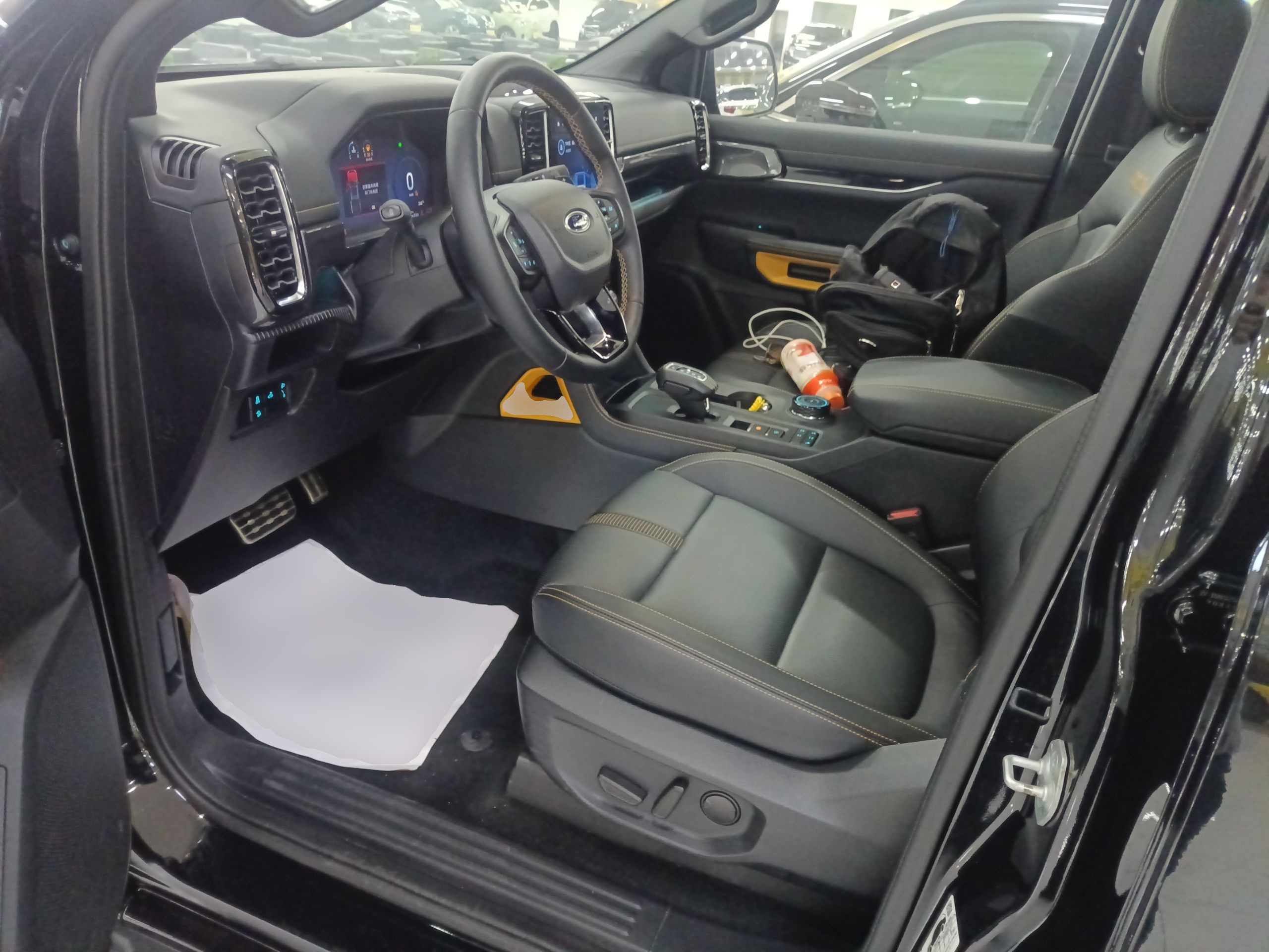 المقاعد الأمامية داخل السيارة