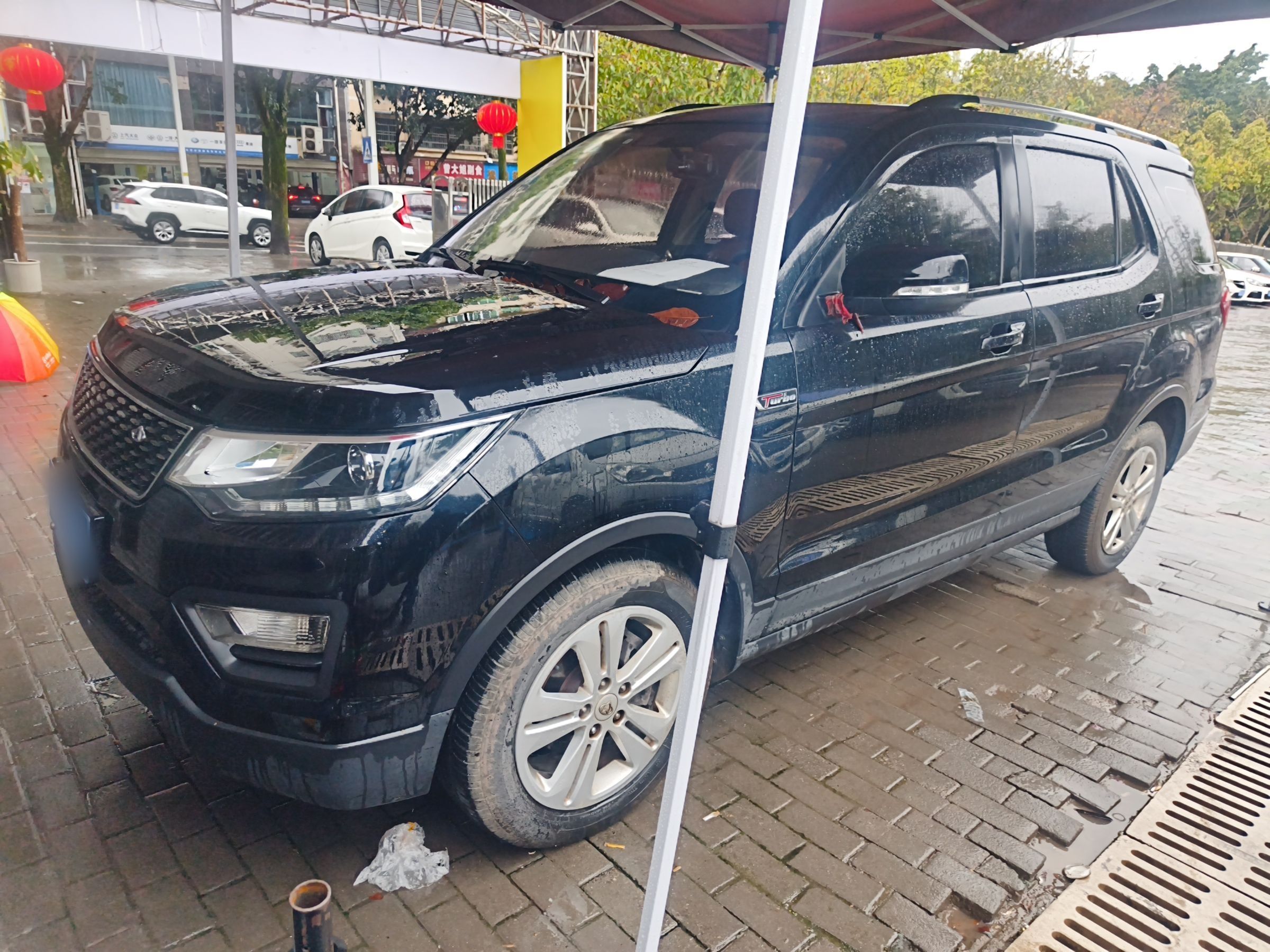 Под передней частью автомобиля