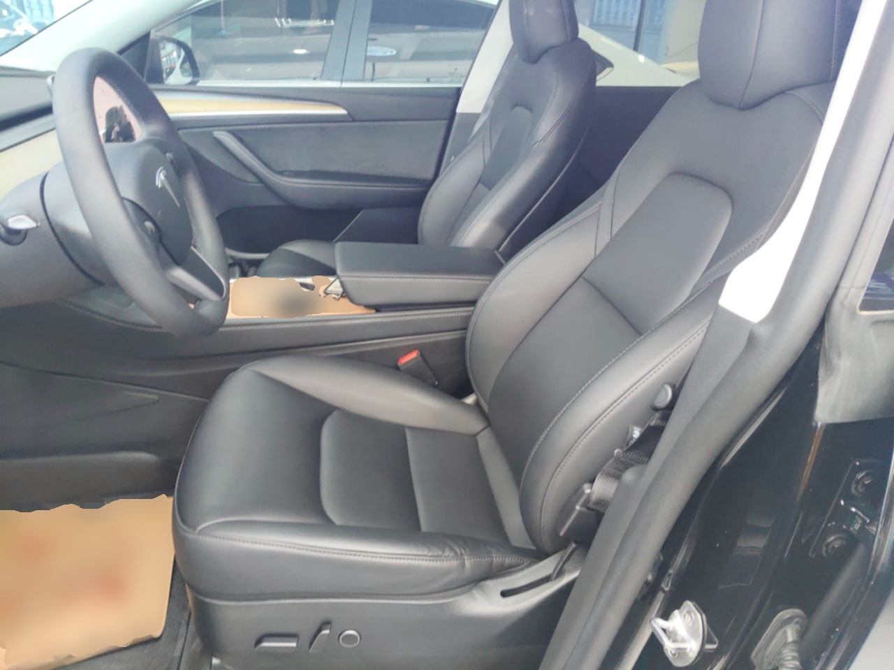 المقاعد الأمامية داخل السيارة