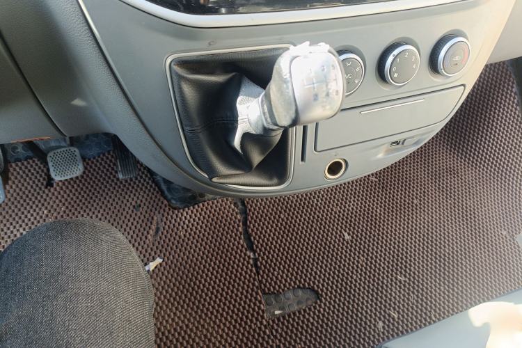 Used SAIC MAXUS Xintu V80 2023 2.0T AMT Classic City Distribution King Short Wheelbase Mid-Roof 3-Seater