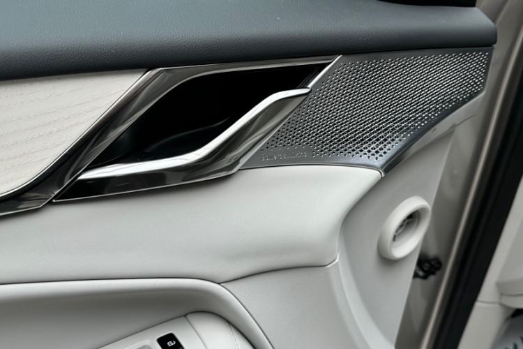 Used Volvo EM90 2025 Ultra Six-Seater
