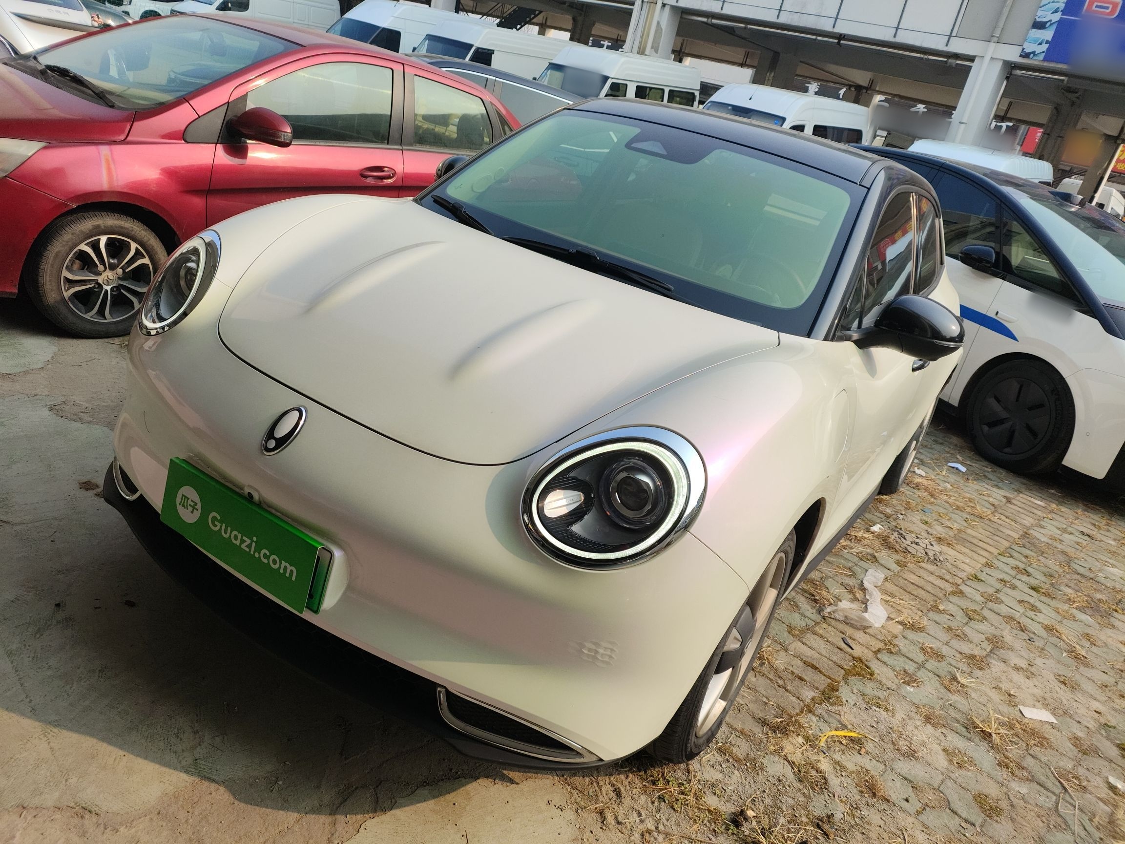 تحت مقدمة السيارة