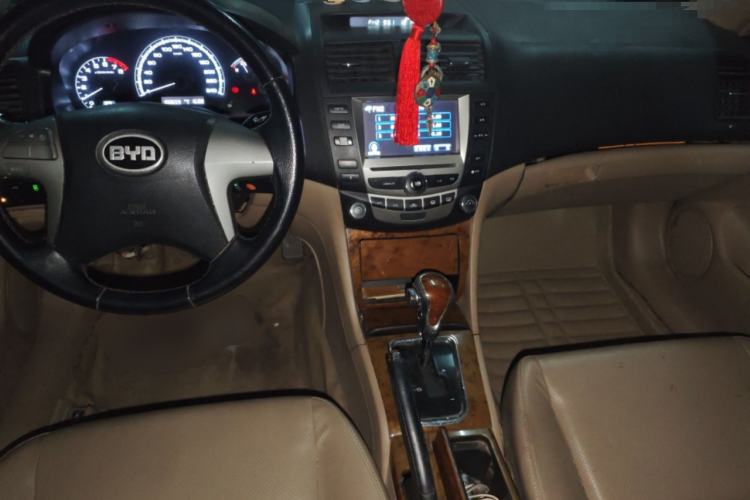 Used BYD F6 2011 Golden Edition 2.0L CVT Deluxe Model Center Console