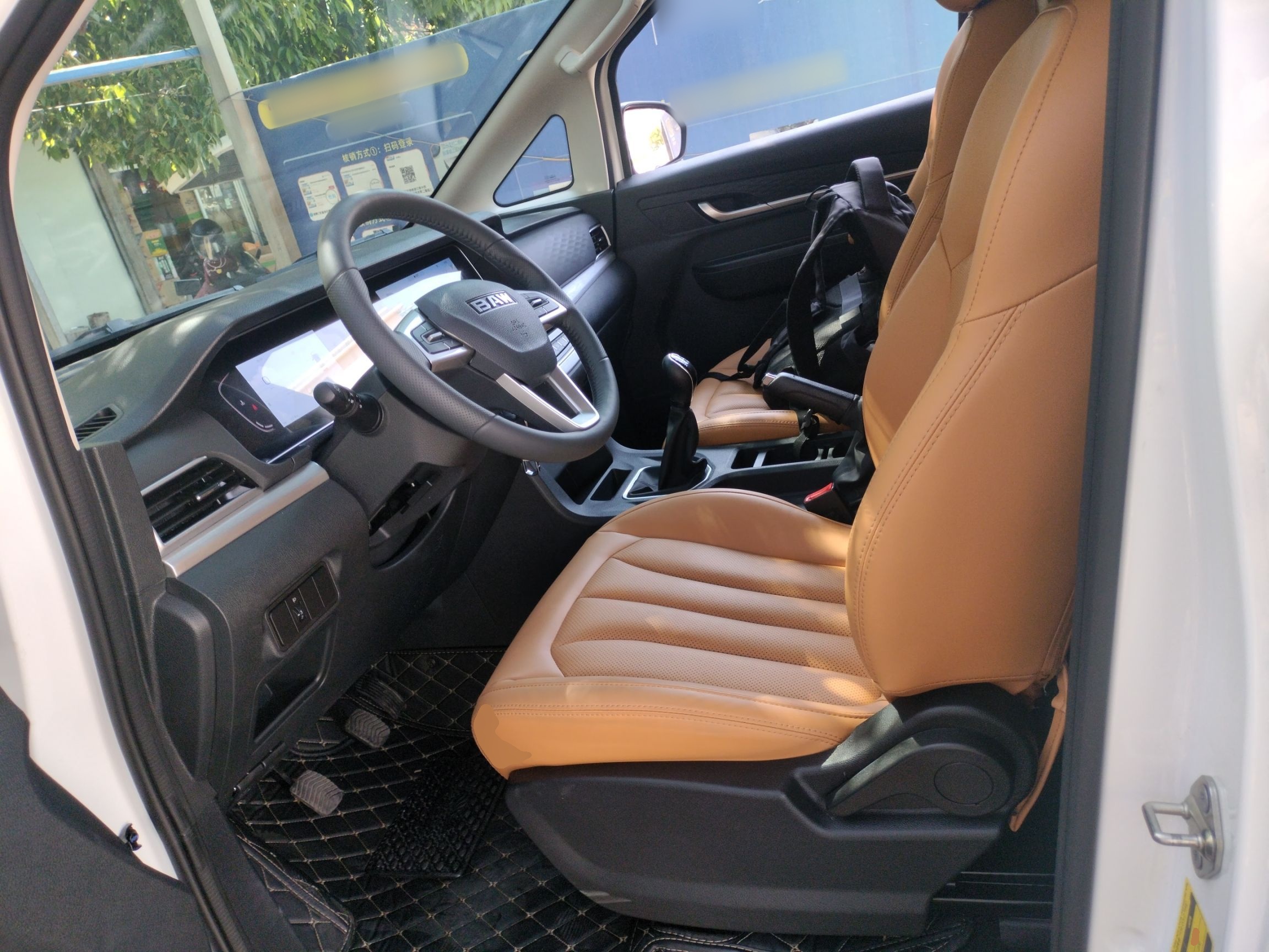 المقاعد الأمامية داخل السيارة