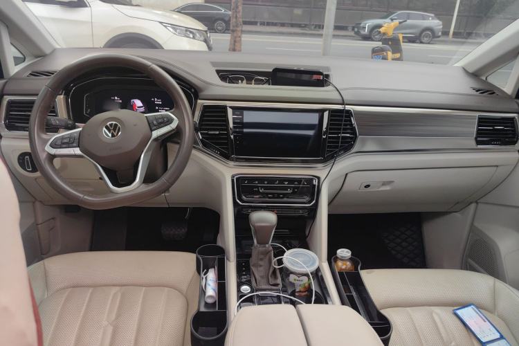 Used Volkswagen Viloran 2020 330TSI Luxury Edition Center Console