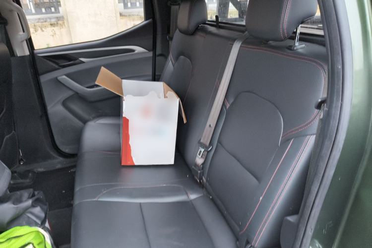 Used SAIC MAXUS T60 2017 2.8T Diesel Manual Two-Wheel Drive High-Ride Comfort Version Standard Cabin China V Emission Standard Left Rear Seat