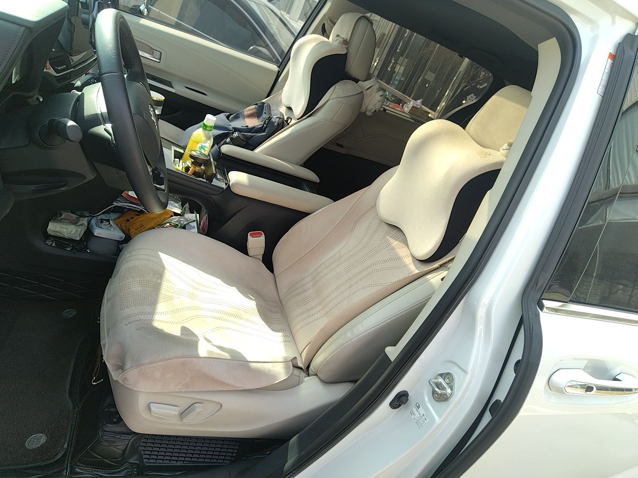 المقاعد الأمامية داخل السيارة