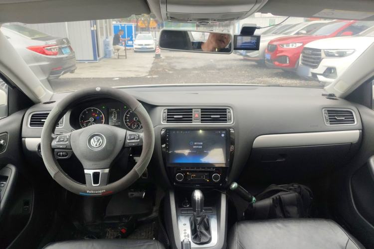 Used Volkswagen Sagitar 2014 Revised Version 1.4TSI Automatic Luxury Edition Center Console