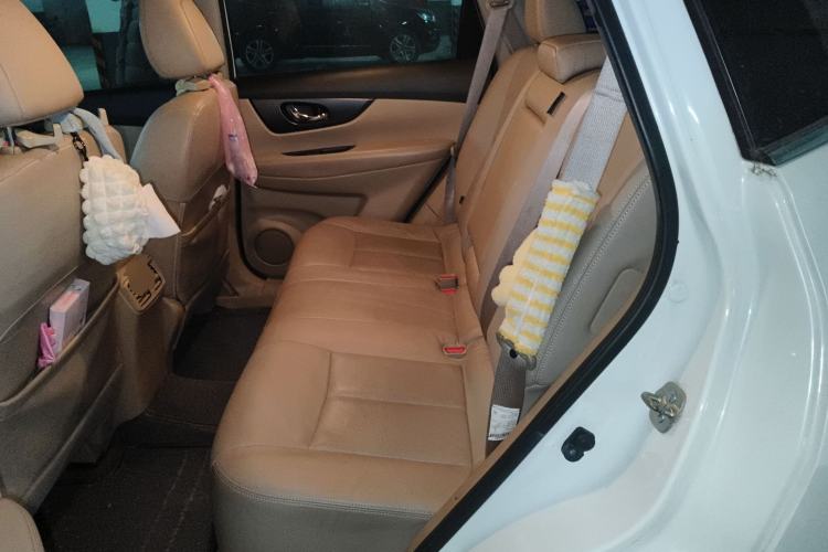 Used Nissan X-Trail 2014 2.0L CVT Comfort Edition 2WD Interior 4