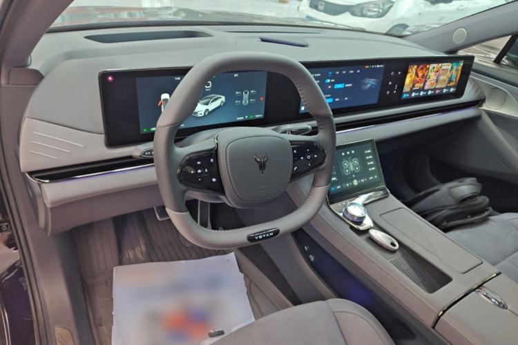 Used VOYAH PASSION 2024 PHEV Four-Wheel Drive Ultra-Long Range Flagship Model Center Console