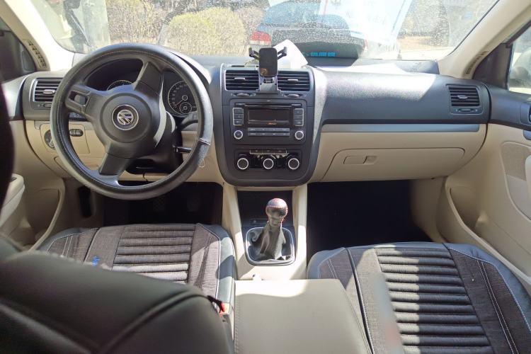 Used Volkswagen Sagitar 2011 1.6L Manual Fashion Edition Center Console