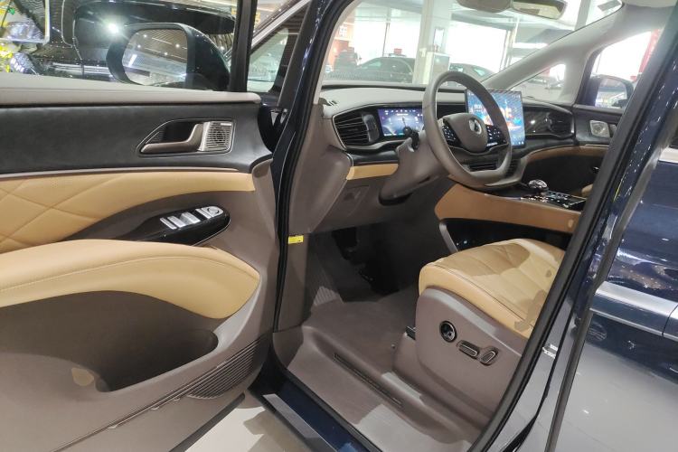 Used Denza D9 2022 DM-i 1040 Prestige Model