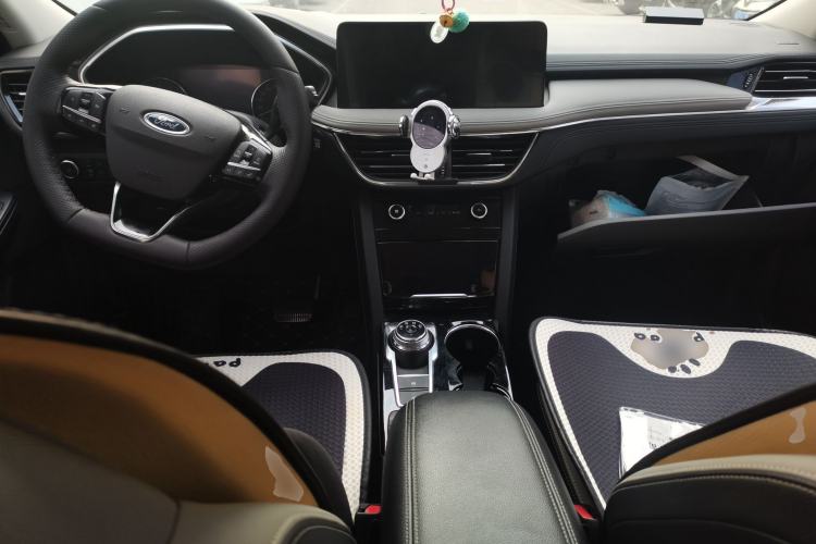 Used Ford Escape 2024 EcoBoost 245 Two-Wheel-Drive Titanium Edition Center Console