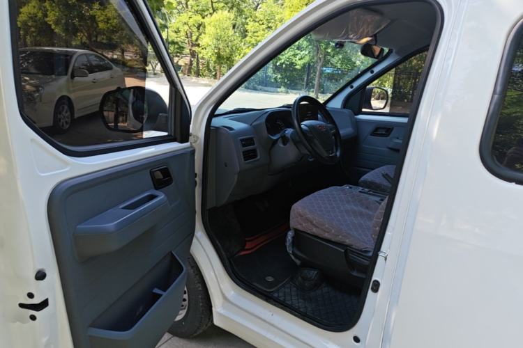 Used Wuling Yangguang 2024 300KM Comfort Version Passenger Van 75kW
