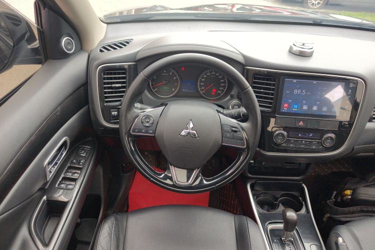 Used Mitsubishi Outlander 2018 2.0L Two-Wheel Drive Glory Edition 5 Seats Steering Wheel
