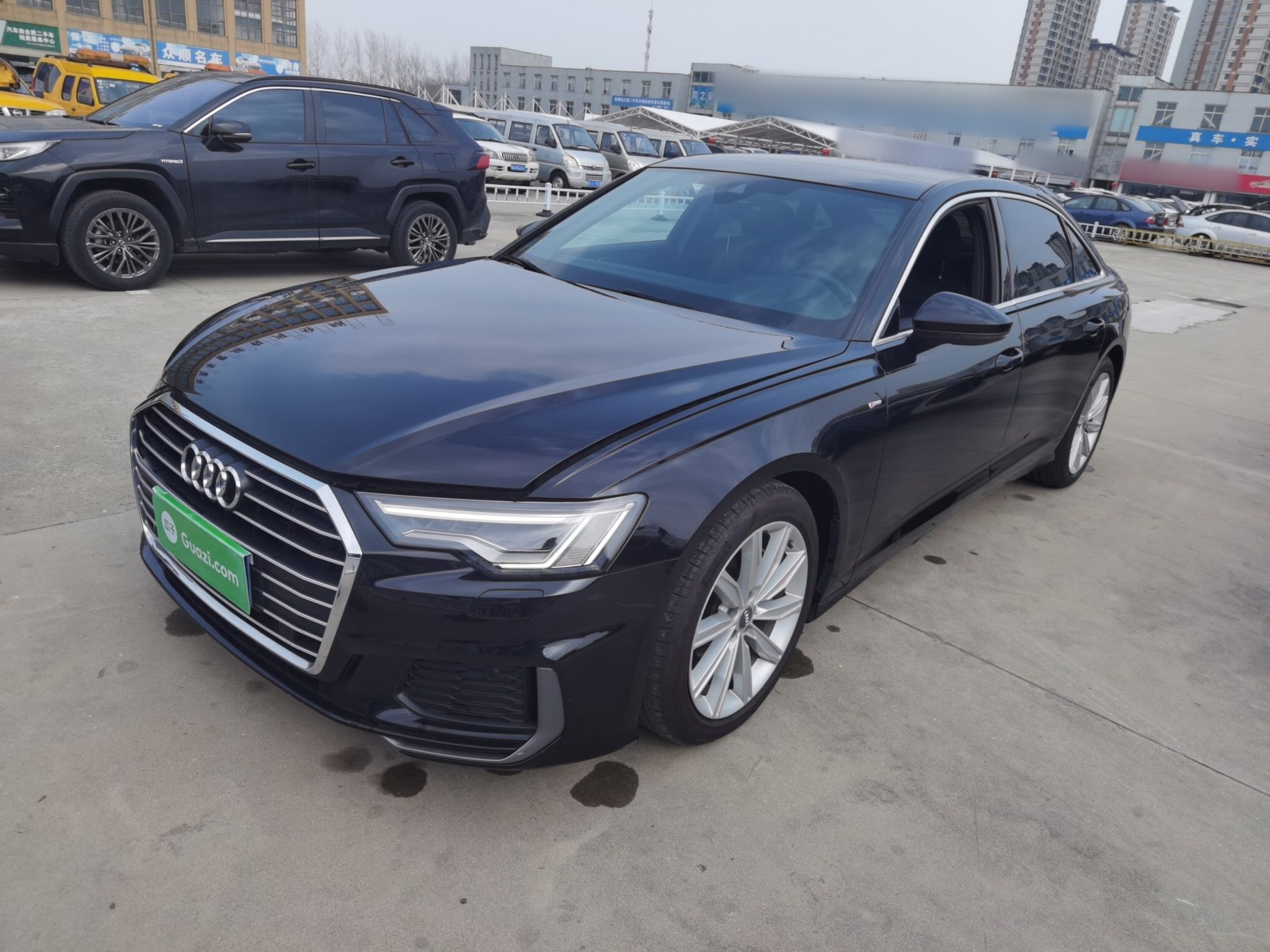 Под передней частью автомобиля