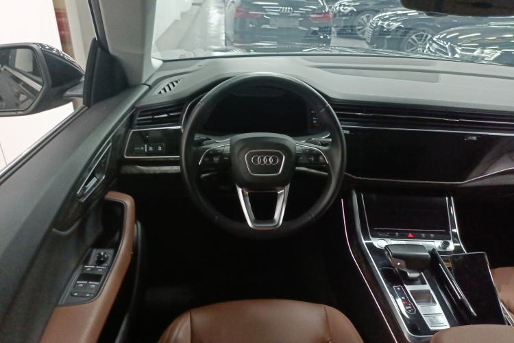 Used Audi Q8 2019 55 TFSI Luxury Dynamic Model Steering Wheel