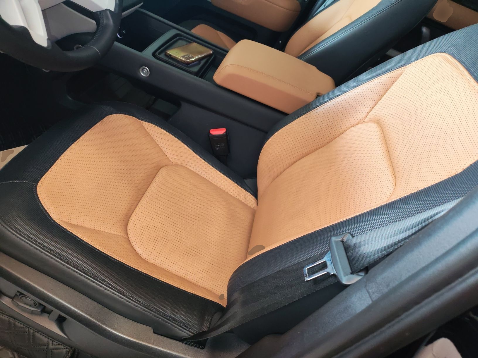 Переднее сиденье в автомобиле