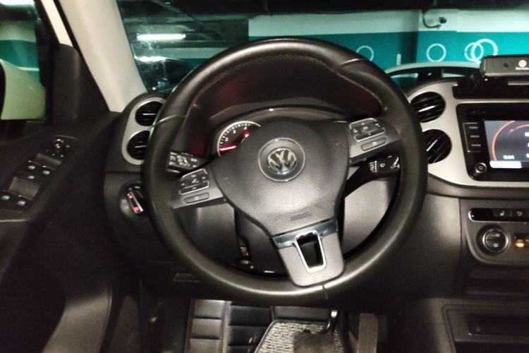 Used Volkswagen Tiguan 2015 2.0 TSI Automatic All-Wheel Drive Luxury Edition Steering Wheel