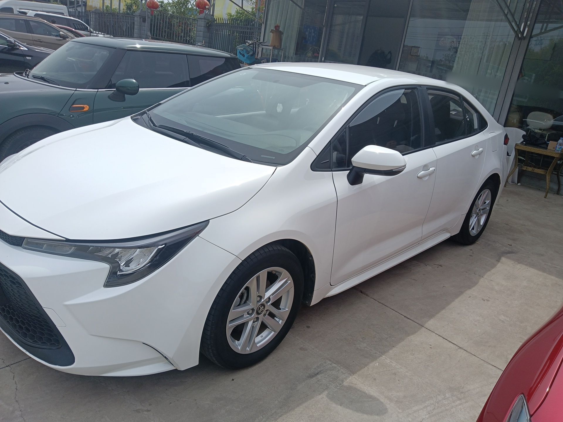 Под передней частью автомобиля