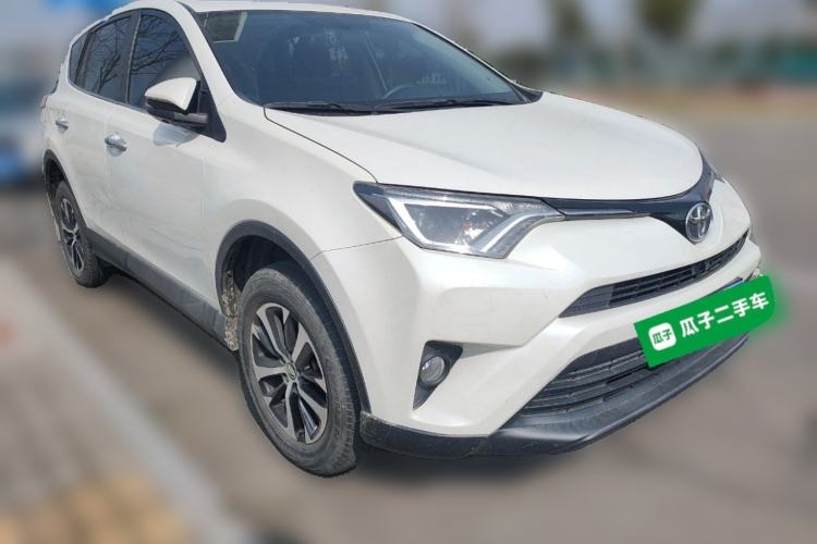 Used Toyota RAV4 2019 2.0L CVT Two-Wheel Drive Luxury Version China VI Standard Front Right 45 Deg