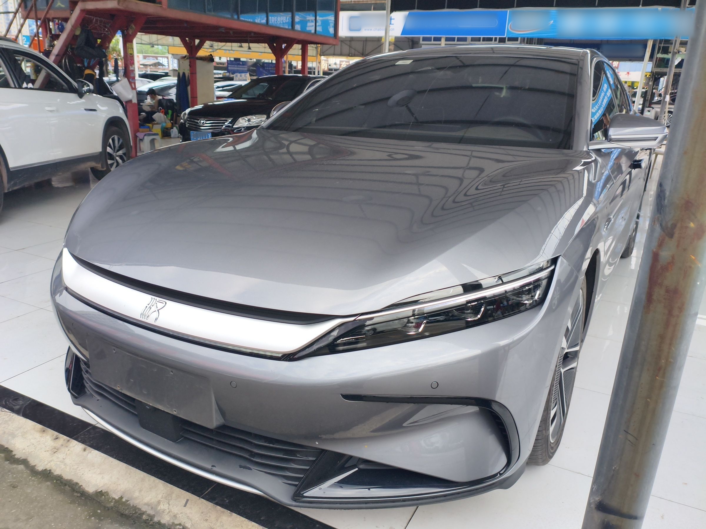 تحت مقدمة السيارة