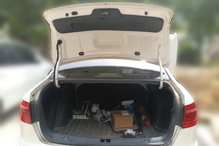 Used Volkswagen Lavida 2015 1.6L Automatic Fashion Edition Trunk