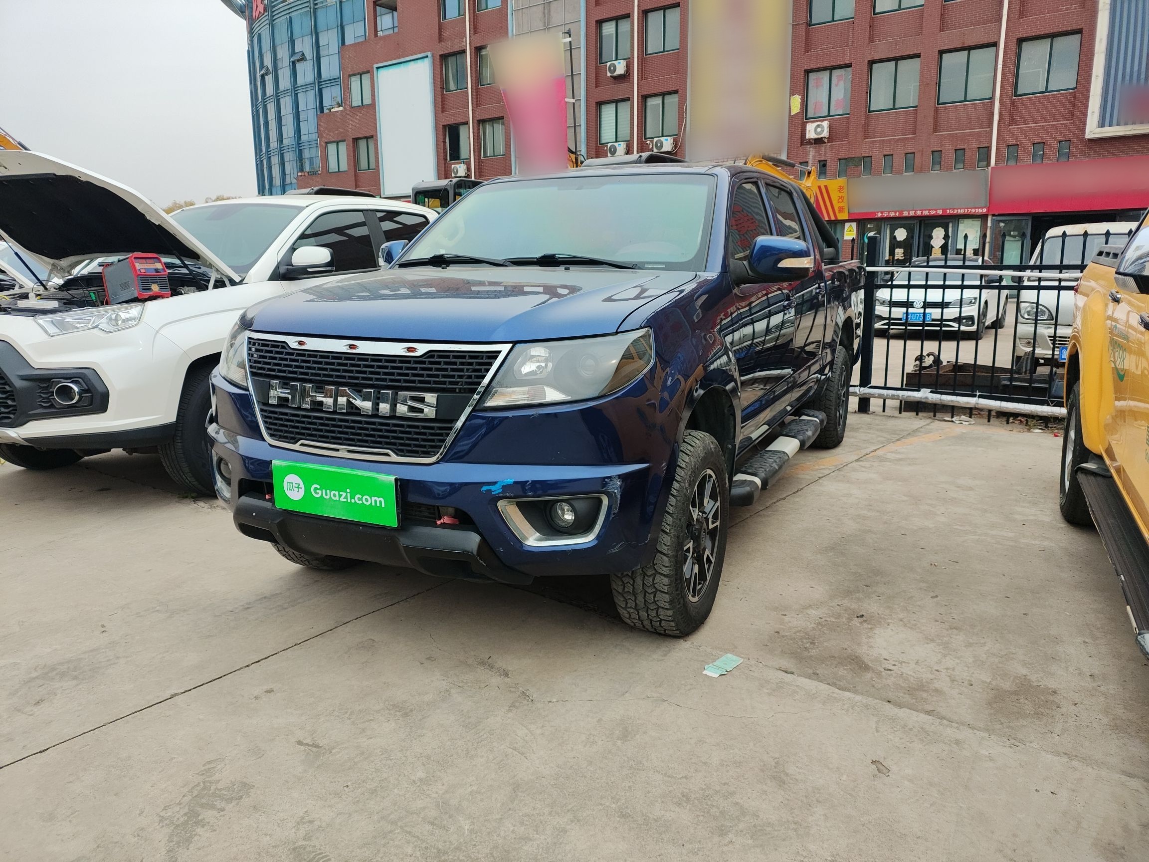 تحت مقدمة السيارة