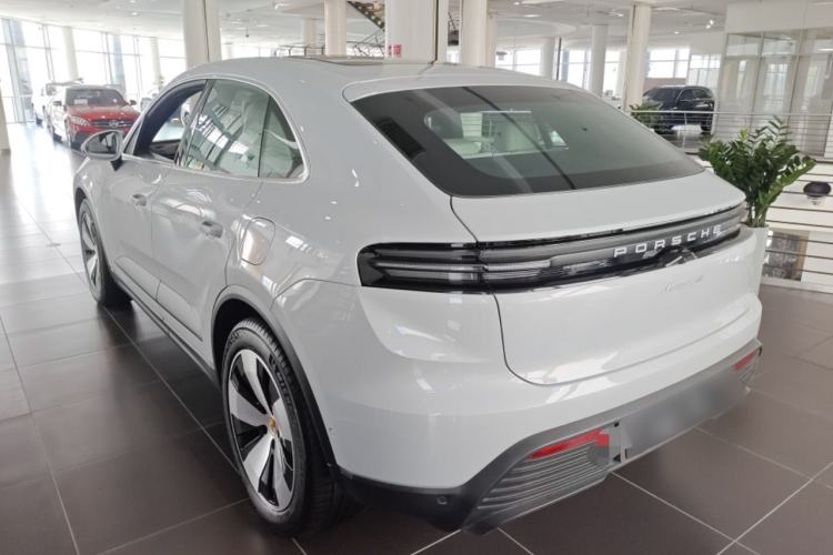 Used Porsche Macan 2024 Macan 4 Rear Left 45 Deg