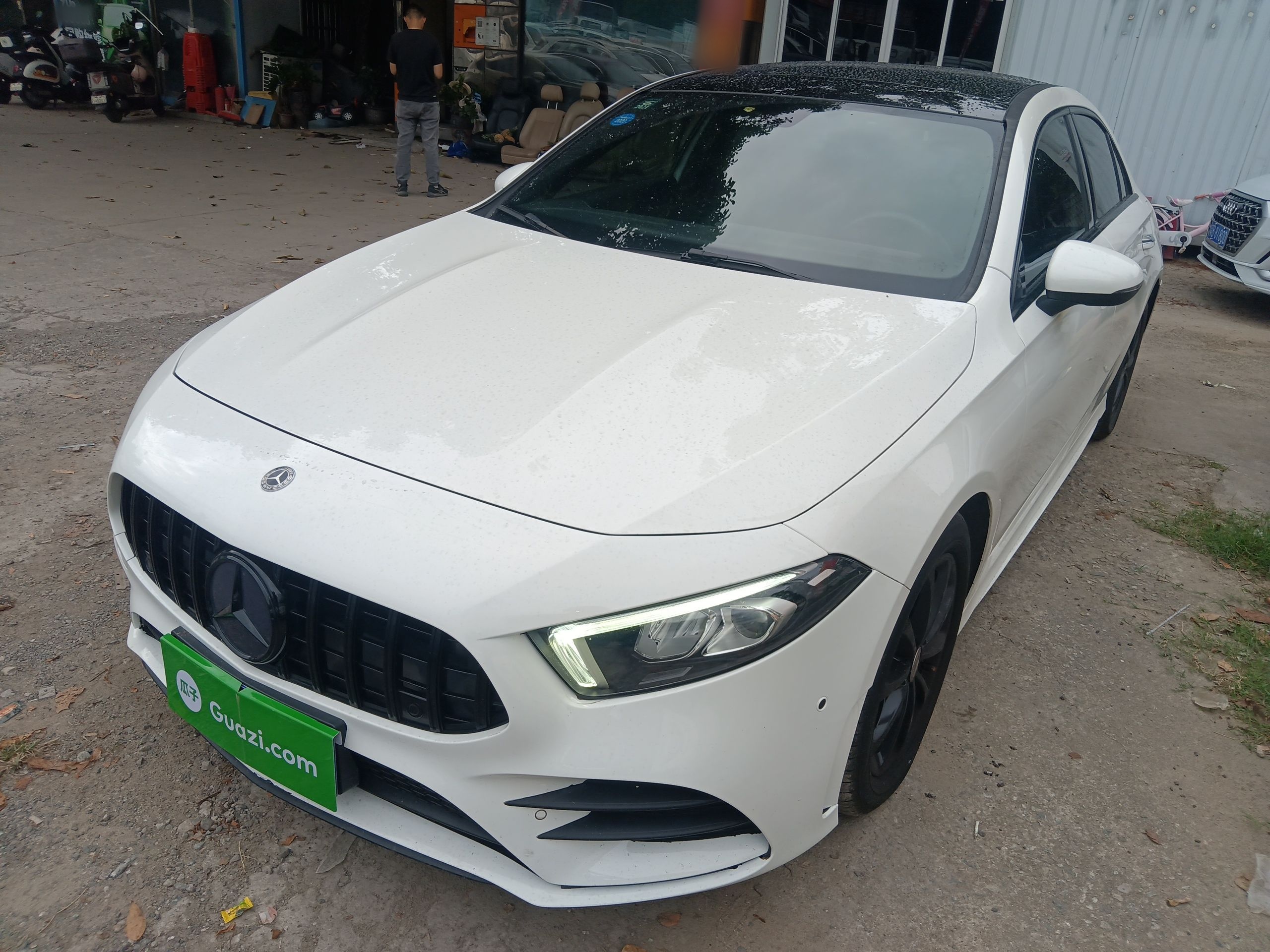 تحت مقدمة السيارة