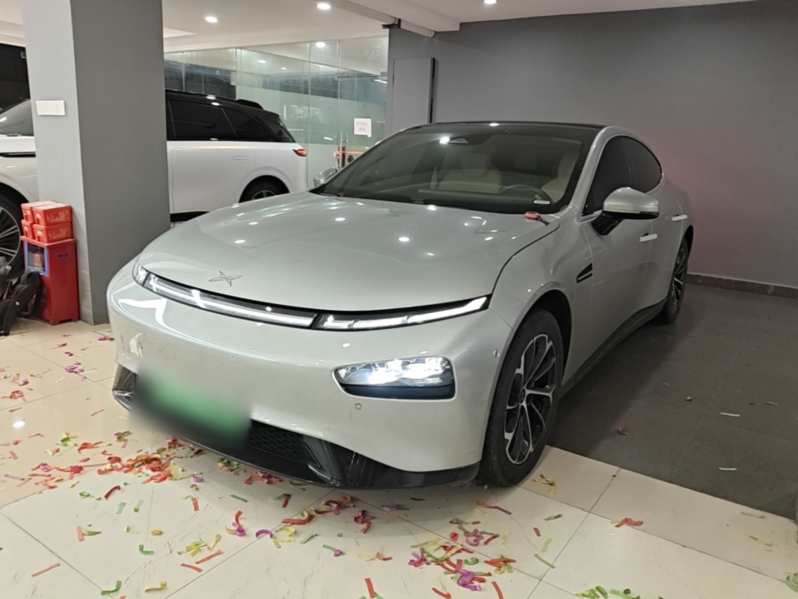 Под передней частью автомобиля