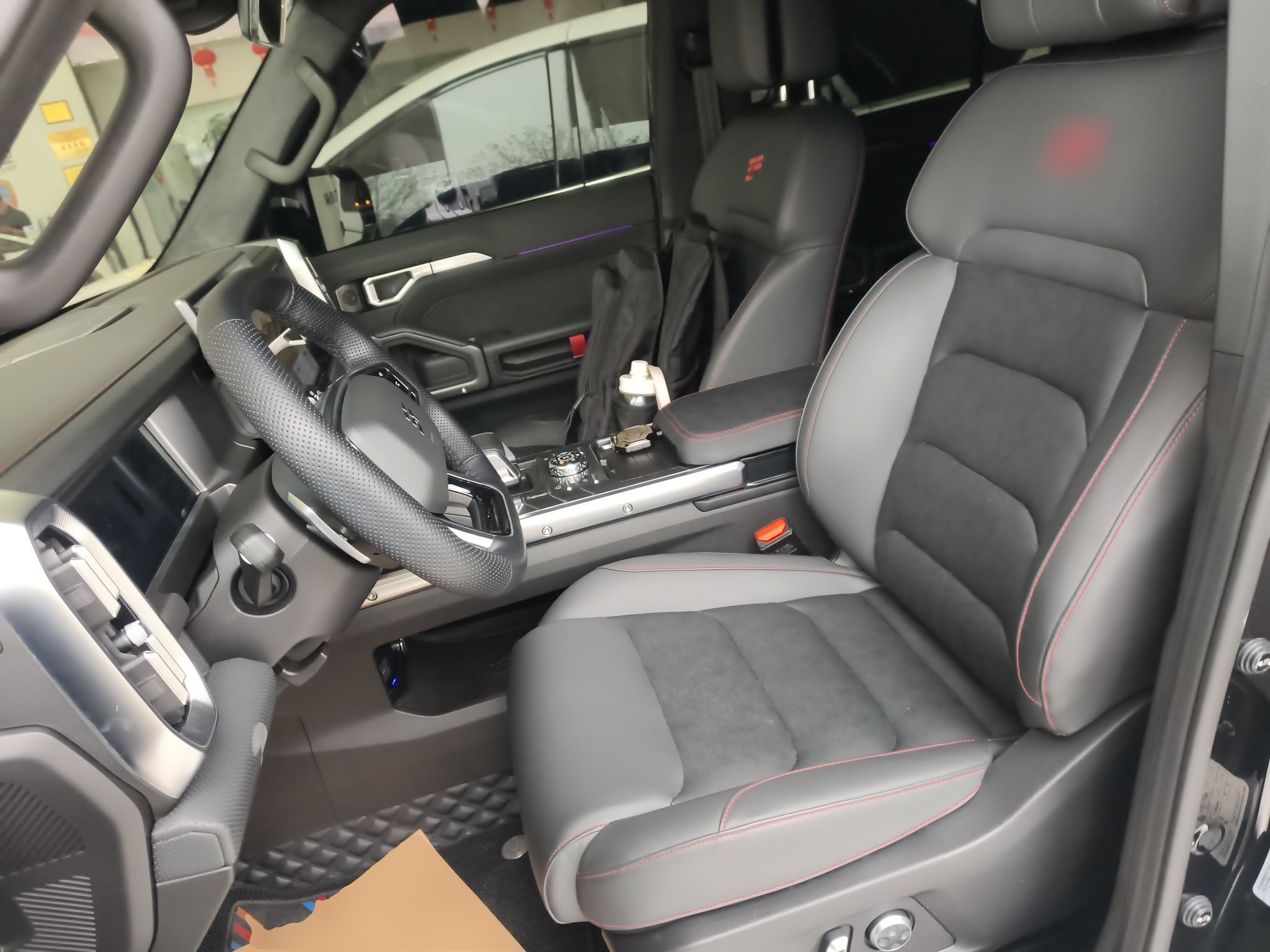 المقاعد الأمامية داخل السيارة