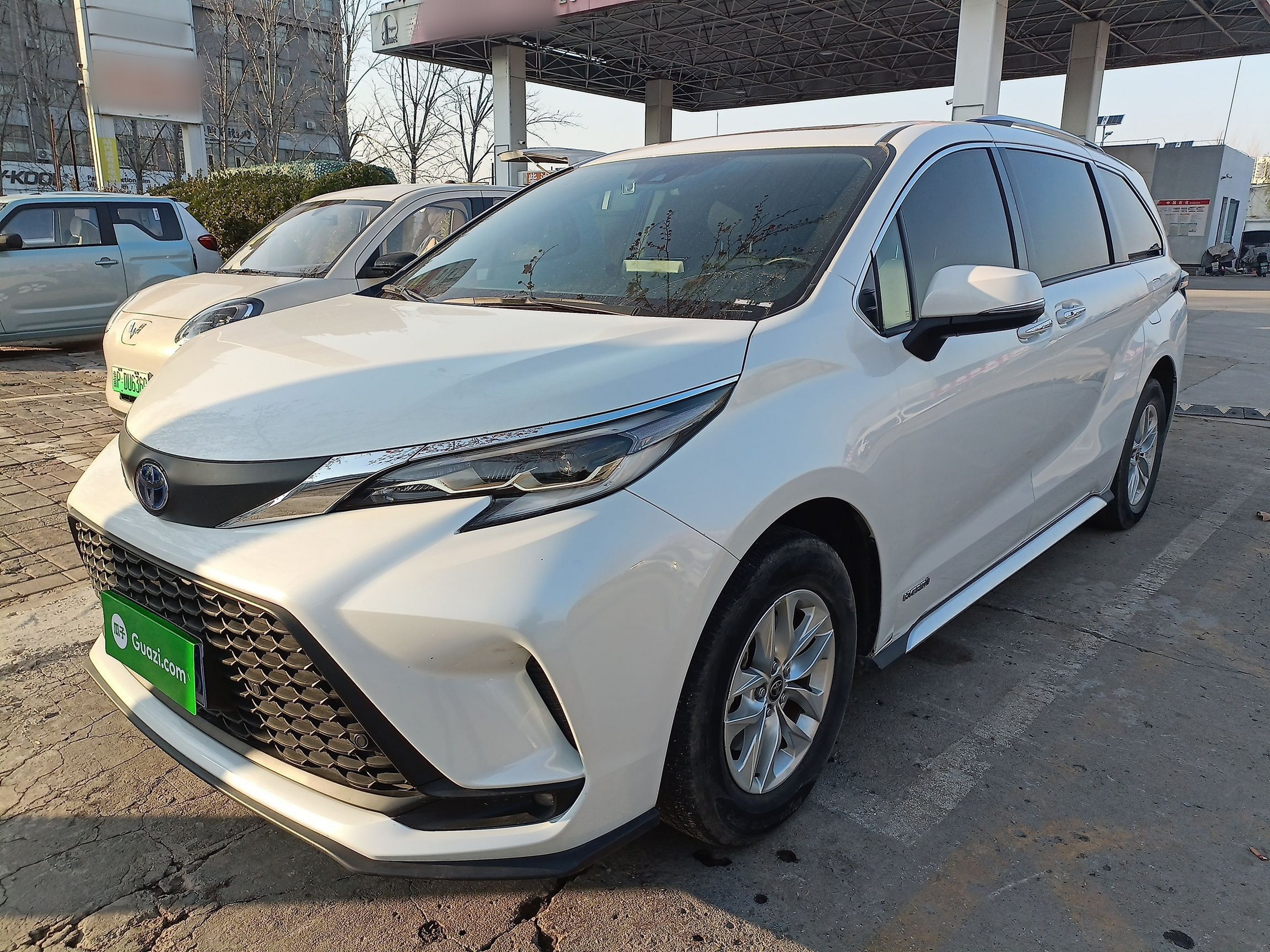 تحت مقدمة السيارة