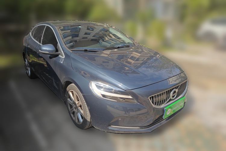 Used Volvo V40 2017 T4 Smart Luxury Edition Front Right 45 Deg