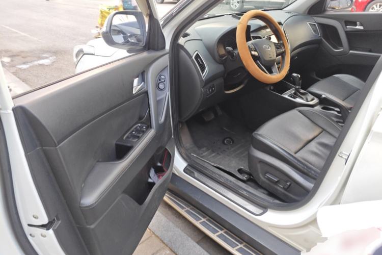 Used Hyundai ix25 2015 1.6L Automatic Two-Wheel-Drive Deluxe DLX Model
