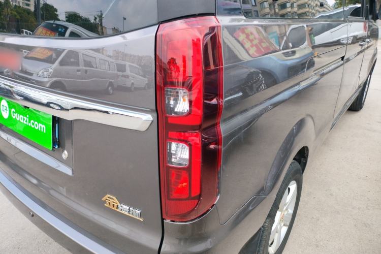 Used Jinbei Gold Hiace 2023 1.5L Passenger Van Travel Lion 9-Seater with Central Air Conditioning Right Rear Taillight