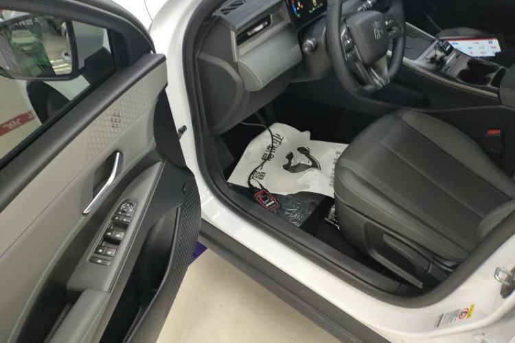 Used BYD Qin PLUS 2025 DM-i Smart Drive 55KM Leading Model Driver Seat