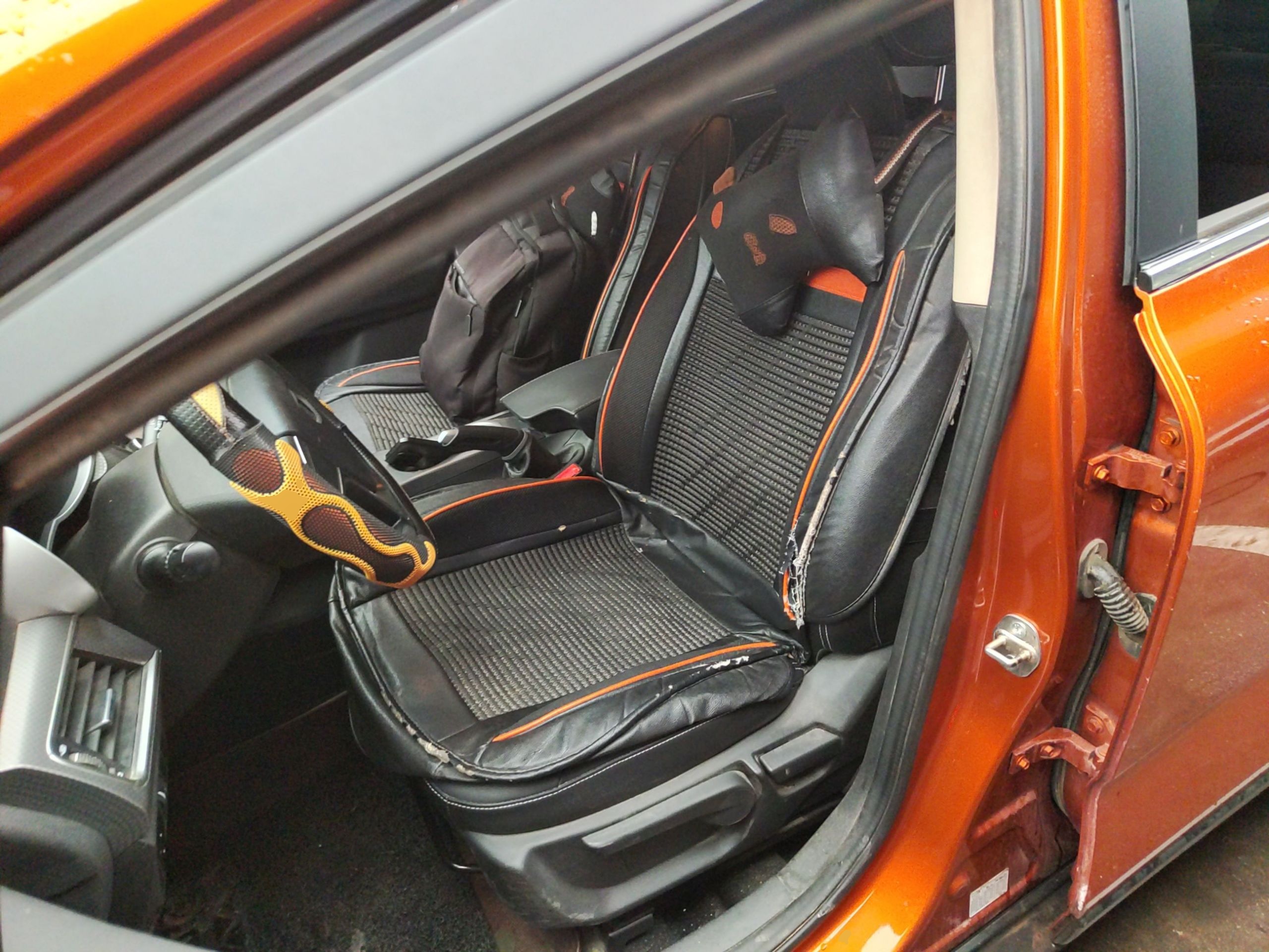 المقاعد الأمامية داخل السيارة