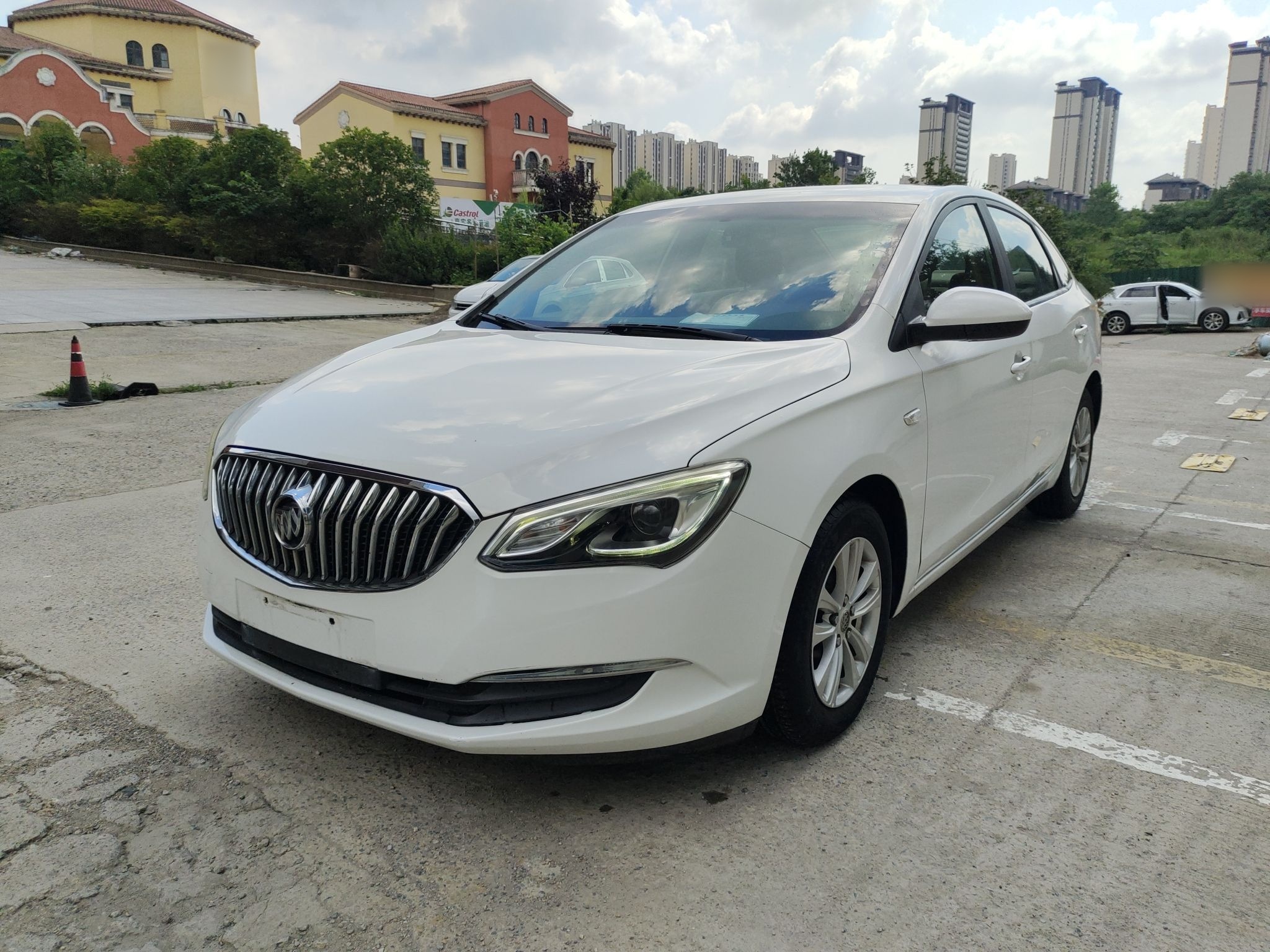 Под передней частью автомобиля