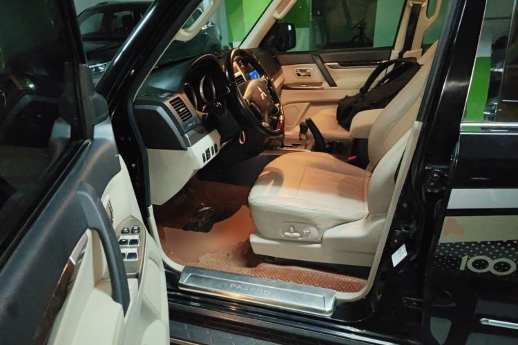 Used Mitsubishi Pajero  Driver Seat