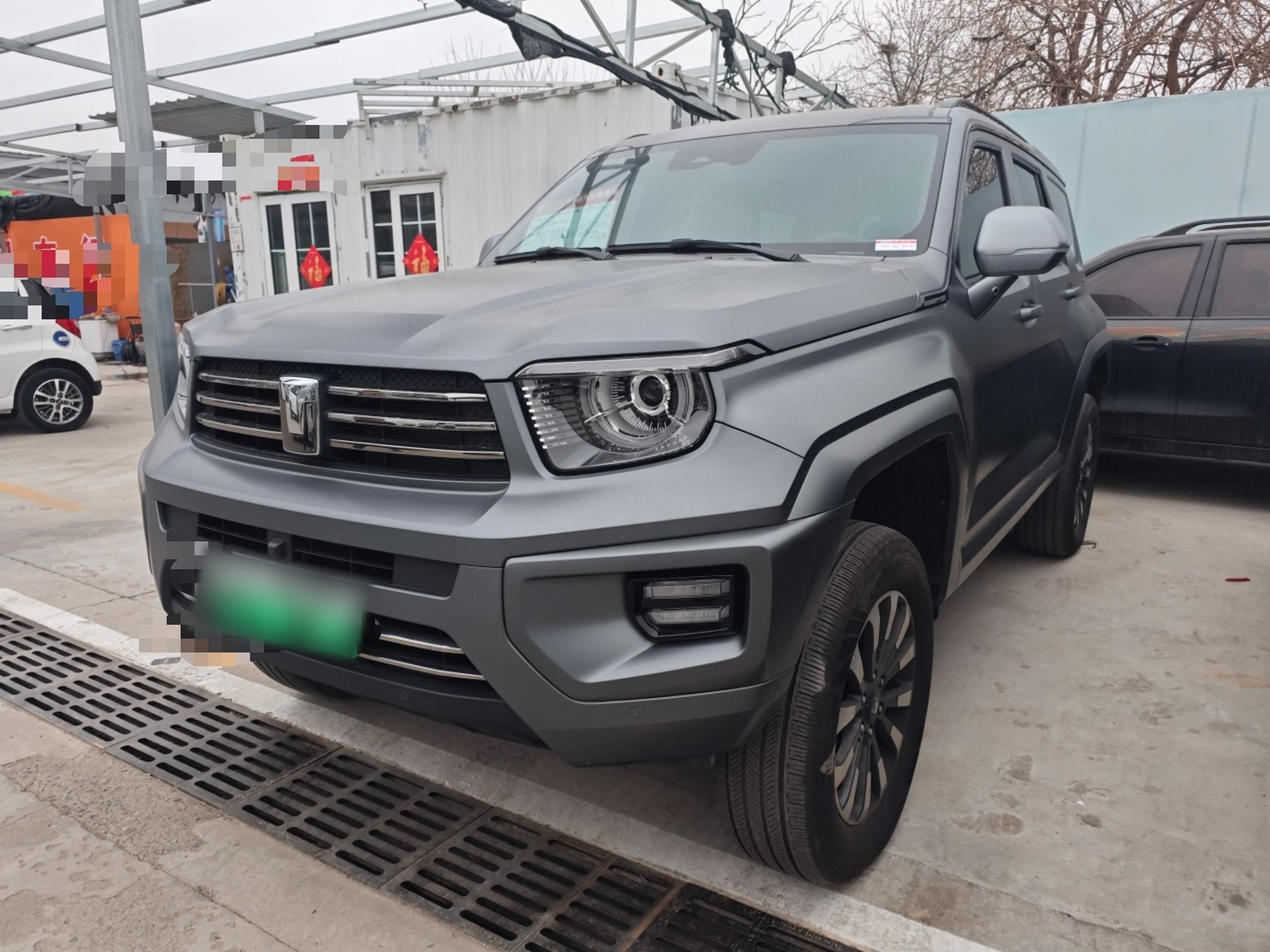 تحت مقدمة السيارة