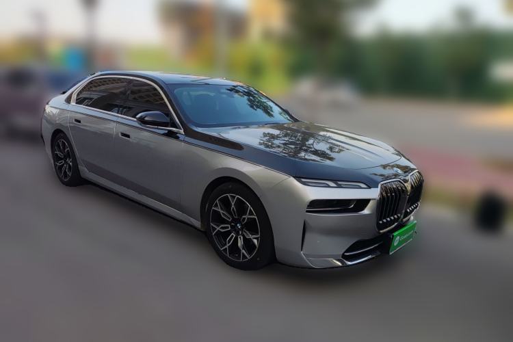 Used BMW 7 Series 2023 735Li Luxury Package Front Right 45 Deg