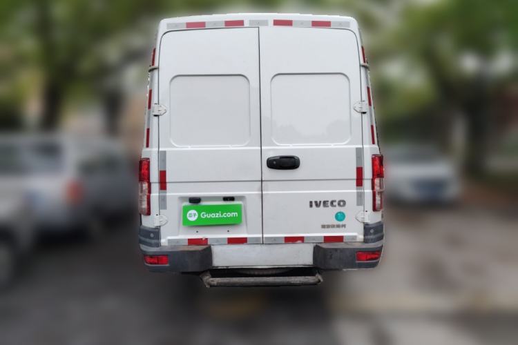 Used Iveco Daily 2021 2.5T V40 2-3 Seater Long Wheelbase Mid-Roof Dual Tires Manual Doors Rear