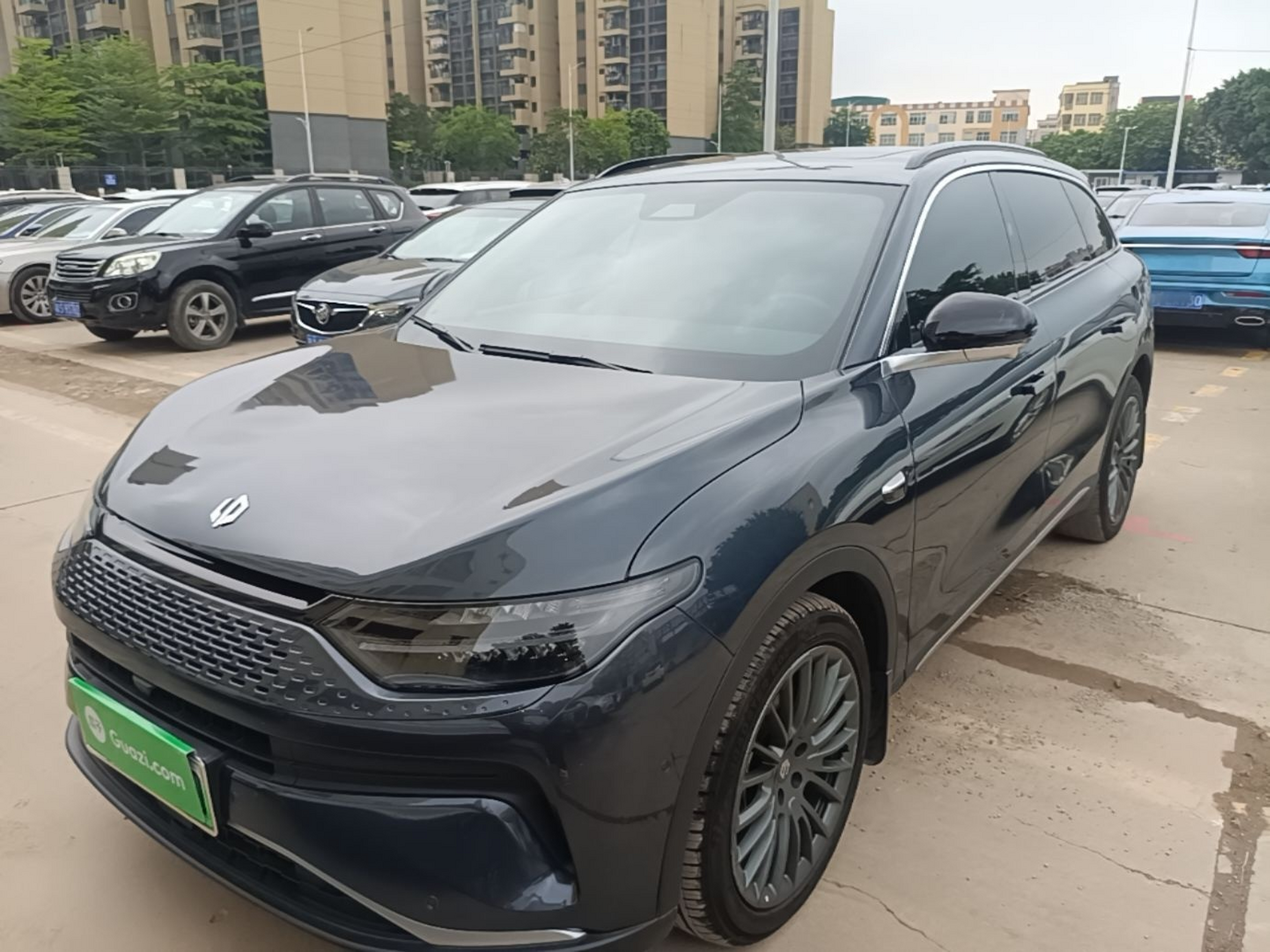 Под передней частью автомобиля