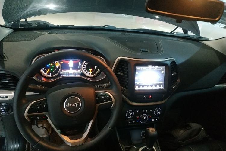 Used Jeep Cherokee 2017 2.0L Superior Edition
